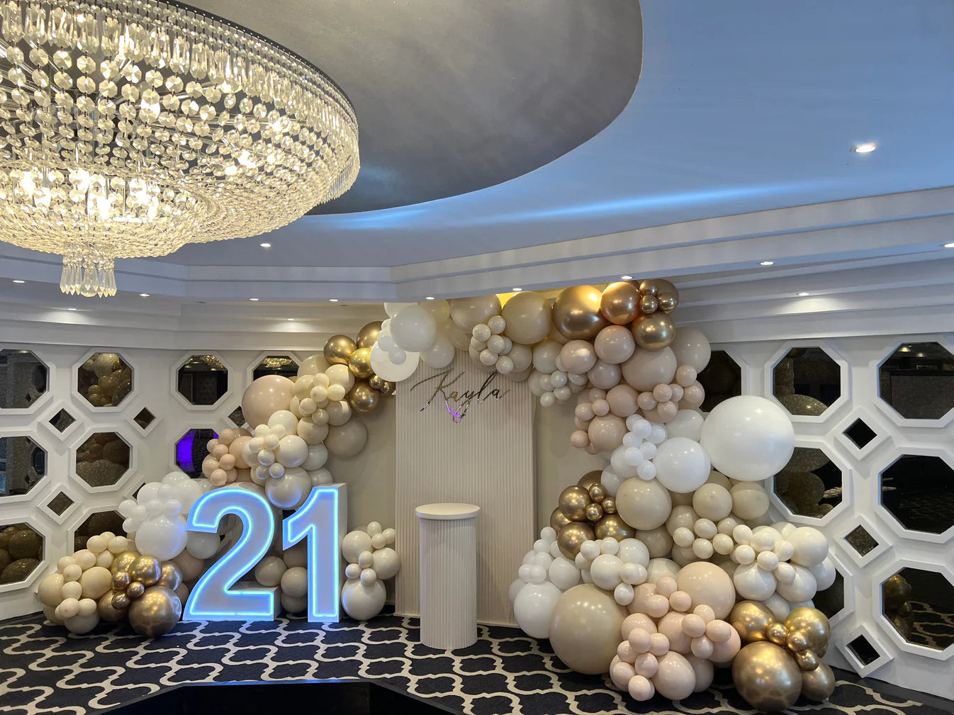 Gold and white balloon arch with ‘21’ sign for 21st birthday event setup in Melbourne